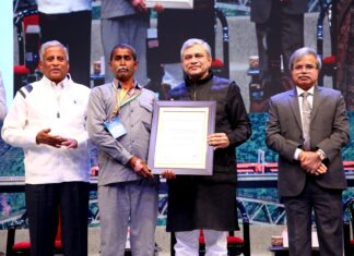 झांसी रेल मंडल के ट्रैक मेंटेनर पर्वत अति विशिष्ट रेल सेवा पुरस्कार से सम्मानित