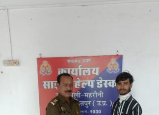 ललितपुर के थाना महरौनी पुलिस द्वारा 03 गिरे / खोये हुए मोबाइल फोन (अनुमानित कीमत करीब 63,000/- रुपये) को बरामद कर, उनके स्वामी को सुपुर्द कर, चेहरे पर लौटाई मुस्कान