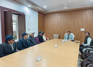 ललितपुर में 10वे सशस्त्र सेना वेटरन्स दिवस पर पूर्व सैनिकों, वीरांगनाओं व विशिष्ट पदक विजेताओं को डीएम ने किया सम्मानित