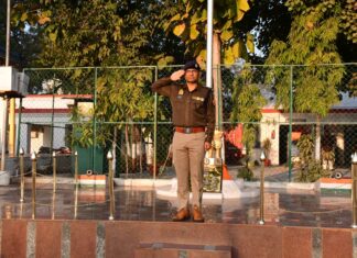 ललितपुर में एसपी ने रिजर्व पुलिस लाइन्स, ललितपुर में साप्ताहिक परेड की सलामी लेकर, परेड का निरीक्षण कर सम्बन्धित को दिये आवश्यक दिशा-निर्देश