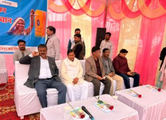 ललितपुर में सदर विधायक ने अपर जिलाधिकारी के साथ बदनपुर ग्राम समूह पेयजल योजना के ग्राम पंचायत रामपुर में जल अर्पण दिवस कार्यक्रम में किया प्रतिभाग