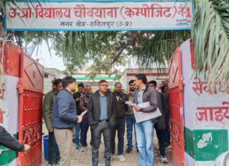 ललितपुर में विशेष बूथ दिवस के अवसर पर जिलाधिकारी ने मतदेय स्थलों का भ्रमण कर देखी व्यवस्थाएं