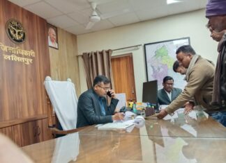 ललितपुर में डीएम के जनता दरबार में समस्याओं का हो रहा है प्रभावी निस्तारण, समस्या का तत्काल फोन पर ही कराते हैं समाधान