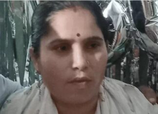 दो बच्चों की मां फंदे पर झूली