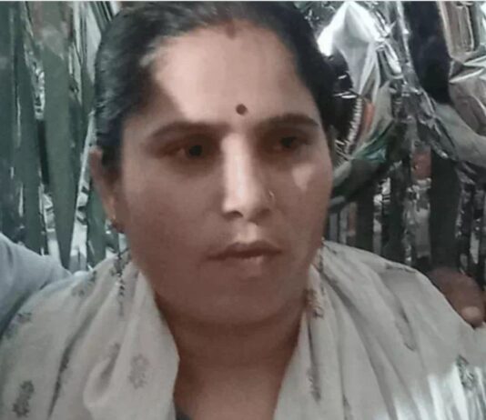 दो बच्चों की मां फंदे पर झूली