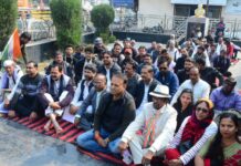 #Jhansi मनरेगा में बदलाव के विरोध में उपवास पर बैठे कांग्रेसी