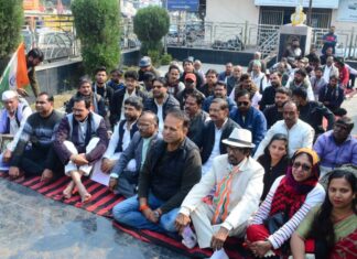 #Jhansi मनरेगा में बदलाव के विरोध में उपवास पर बैठे कांग्रेसी