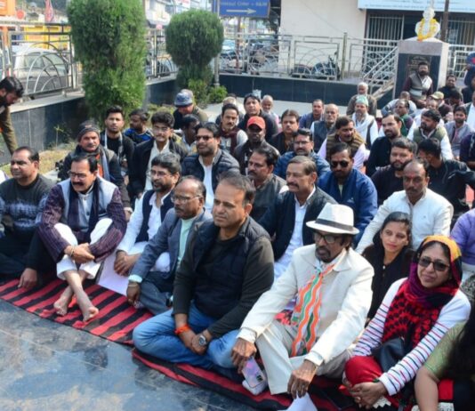 #Jhansi मनरेगा में बदलाव के विरोध में उपवास पर बैठे कांग्रेसी