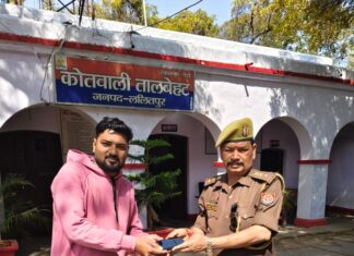 ललितपुर में कोतवाली तालबेहट पुलिस ने खोये हुए मोबाइलों को बरामद कर, उनके स्वामियों को सुपुर्द कर, चेहरे पर लौटाई मुस्कान