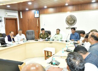 सड़क दुर्घटनाओं के न्यूनीकरण व सड़क सुरक्षा अभियान के प्रभावी क्रियान्वयन हेतु डीएम ने सम्बंधित विभागों के साथ की बैठक