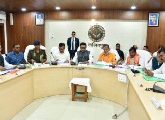 जनपद प्रभारी मंत्री दानिश आजाद अंसारी ने सरकारी योजनाओं व विकास कार्यों की अधिकारियों के साथ की समीक्षा