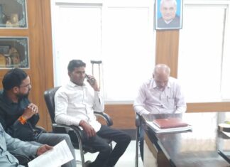 प्राथमिक विद्यालय डी०सी० रोड एवं कन्या प्रा०वि० तालबेहट को सर्विलियन कर एक कम्पोजिट विद्यालय बनाने को लेकर बीएसए को सौपा ज्ञापन