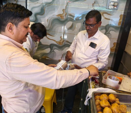 मिलावटी खाद्य पदार्थों के विरुद्ध जारी रहेगा अभियान, लोगों की सेहत से खिलवाड़ बरदाश्त नहीं : डीएम