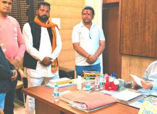 नामदेव समाज ने डीएम को प्रार्थनापत्र सौपकर निष्पक्ष जांच की उठाई मांग