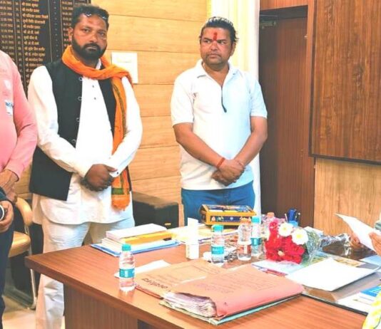 नामदेव समाज ने डीएम को प्रार्थनापत्र सौपकर निष्पक्ष जांच की उठाई मांग